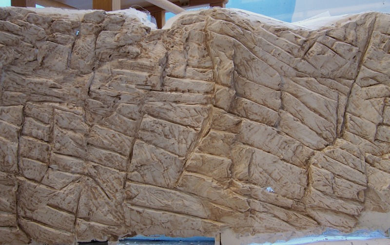 Felswand mit erstem Farbauftrag