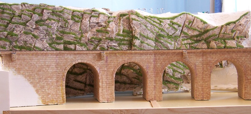 Viadukt mit Felswand