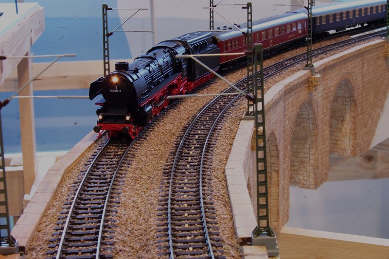 Viadukt mit Gleisen und Zug