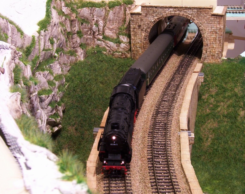 Viadukt mit Gras von oben